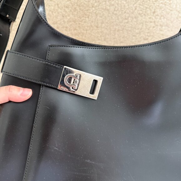 Authentic Salvatore Ferragamo Gancini Black Leather Shoulder Bag - Picture 3 of 9